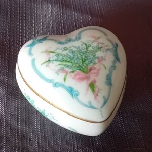 Vintage Franklin Mint Porcelain Forget Me Not Heart-Shaped Trinket Box 1982